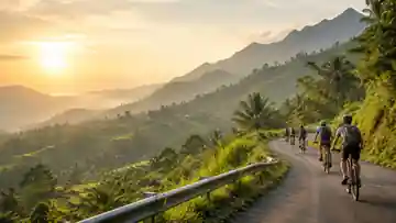 Nhóm du khách đạp xe trên cung đường núi lúc hoàng hôn